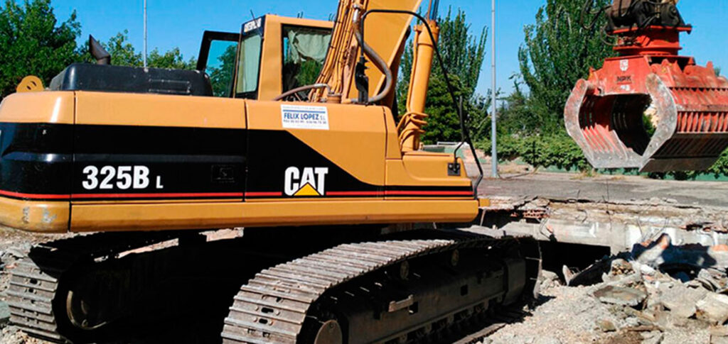 Excavadora de CAT 325B usada en Transportes y Excavaciones Félix López para hacer Movimientos de tierras en Carbajosa de la Sagrada