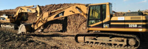 Imagen de excavadora CAT 325B utilizada en proyectos de excavaciones Félix López, mostrando maquinaria pesada de última generación operando en terrenos de movimiento de tierras en Salamanca y Carbajosa de la Sagrada