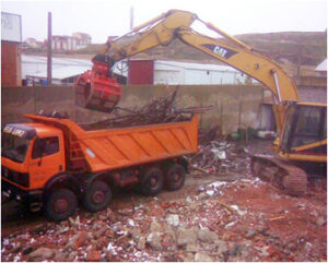 Excavadora realizando desplazamiento de tierras en obra de construcción gestionada por excavaciones Félix López en Carbajosa de la Sagrada. Refleja la potencia de la maquinaria y el compromiso de excavaciones Félix López con la calidad y el servicio profesional.