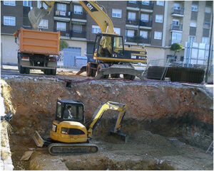Excavación urbana a cargo de excavaciones Félix López con miniexcavadora y retroexcavadora CAT en Salamanca. La imagen muestra la versatilidad de los servicios ofrecidos por excavaciones Félix López: excavación, movimiento de tierras y obras en zonas residenciales y urbanas, con maquinaria moderna y especialistas cualificados